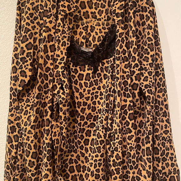 Leopard Print Silky Blouse W/Matching Cami Top - Picture 2 of 7